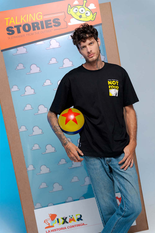 Card slide image -  POLERA DE BRUCE OVERSIZED FIT PARA HOMBRE