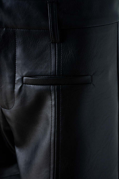  SHORT DE MOVIES NEGRO TIPO CUERO PARA MUJER