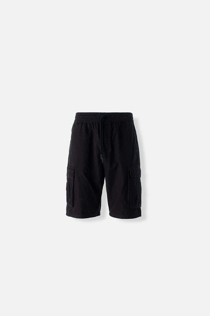  BERMUDA DE MOVIES NEGRA CON BOLSILLOS TIPO CARGO PARA HOMBRE