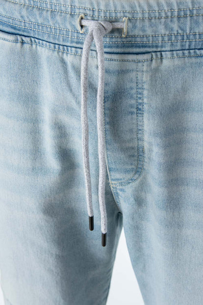  JOGGER DE MOVIES EN DENIM TONO MEDIO CON ELÁSTICO EN CINTURA PARA HOMBRE